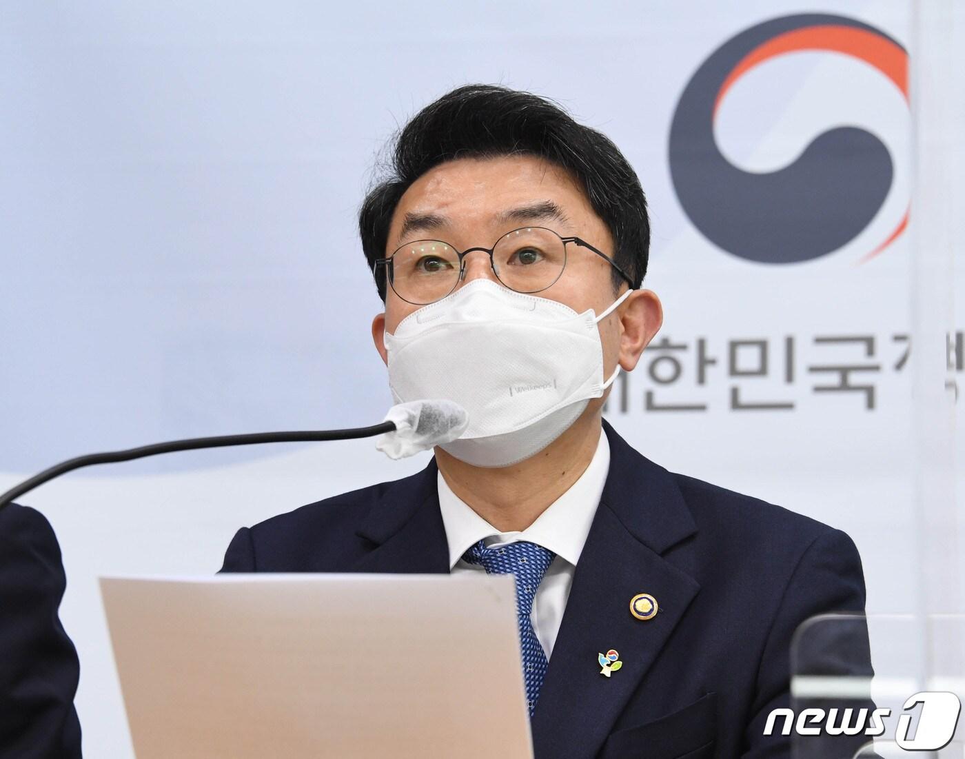 본문 이미지 - 이억원 기획재정부 1차관이 지난 25일 정부세종청사 기재부 브리핑실에서 하반기 경제정책방향을 설명하고 있다(기획재정부 제공).