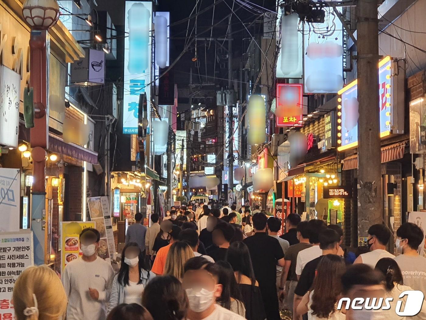 본문 이미지 - '영업시간 제한 해제' 및 '9인 이상 사적모임 금지'가 시행된 첫 주말인 지난 26일 부산 부산진구 서면 번화가가 젊은 인파들로 북적이고 있는 모습. 2021.6.26 /뉴스1 ⓒ News1 DB