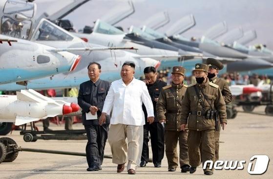 본문 이미지 - 김정은 북한 조선노동당 총비서(흰색 상의)가 작년 4월 평안남도 순천시 소재 순천비행장에 주둔 중인 전투기 등 군용기들을 시찰했다. (북한 조선중앙TV 캡처) ⓒ 뉴스1