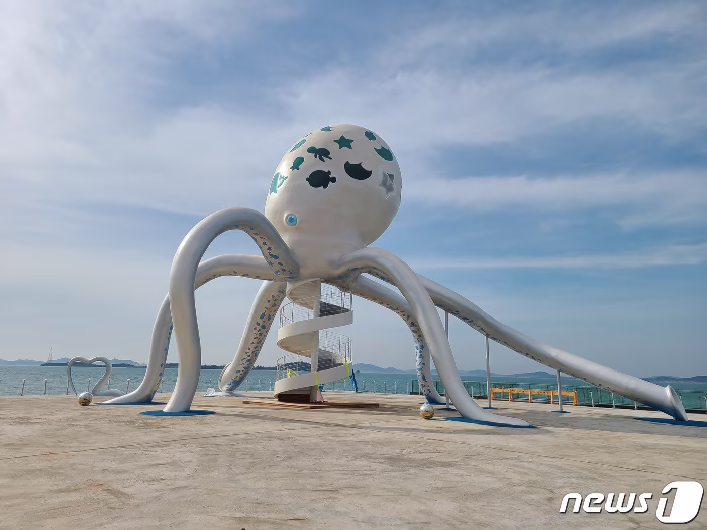 본문 이미지 - 전남 무안군 망운면 송현리 낙지공원에 조성된 야영장의 대형 낙지 조형물(무안군 제공. 재판매 및 DB금지) /뉴스1 