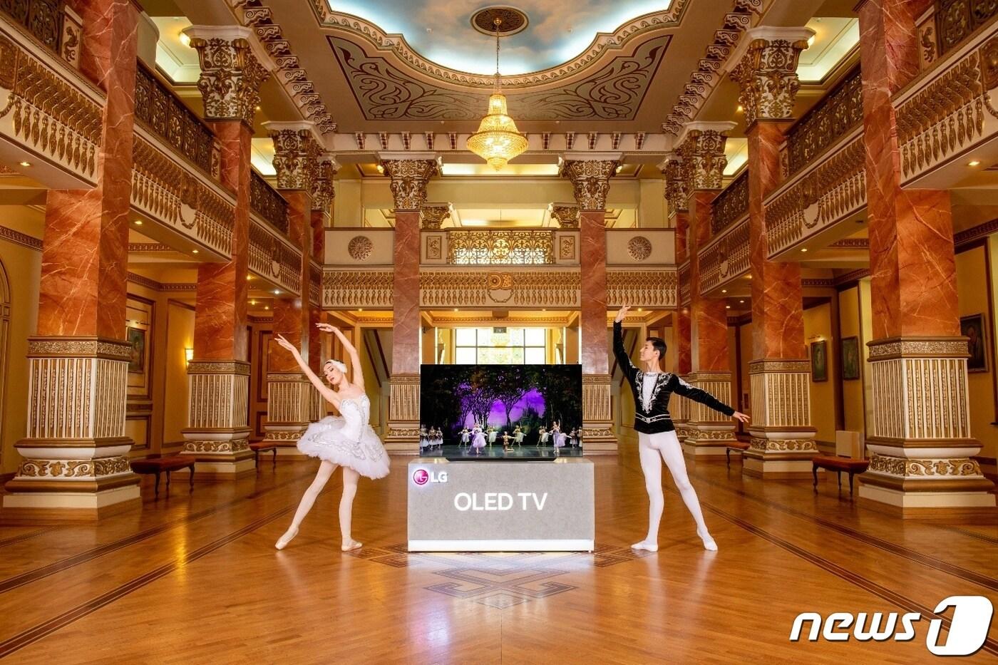 LG전자가 카자흐스탄 남동부 알마티에 있는 국립학술오페라발레극장과 오는 2024년까지 3년간 후원 협약을 맺고, LG 올레드 TV를 앞세워 문화·예술과 접목한 프리미엄 마케팅에 나선다. 사진은 극장 1층 메인 홀에 LG 올레드 TV가 설치돼 있는 모습. (사진제공=LG전자)ⓒ 뉴스1