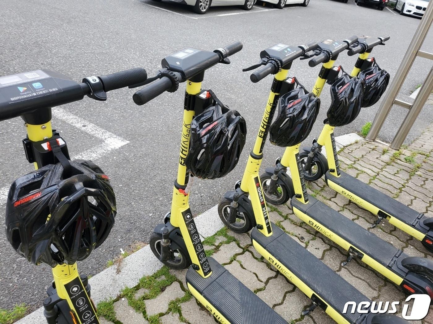 본문 이미지 - 공용 헬멧이 부착된 공유킥보드 '하이킥' (하이킥 제공) ⓒ 뉴스1