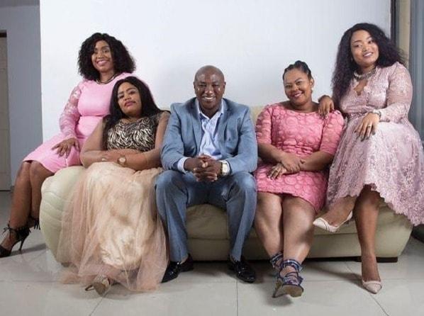 본문 이미지 - 남아공에서 네 명의 부인과 결혼한 무사 음셀레쿠(가운데). (페이스북 갈무리) ⓒ 뉴스1