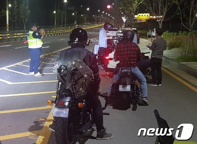 본문 이미지 - 지난해 6월26일, 천안시 동남구 청당용평로에서 실시된 오토바이 배기소음 합동단속에서 측정을 위해 라이더들이 기다리고 있다.2021.6.28./뉴스1 ⓒ news1 이시우 기자