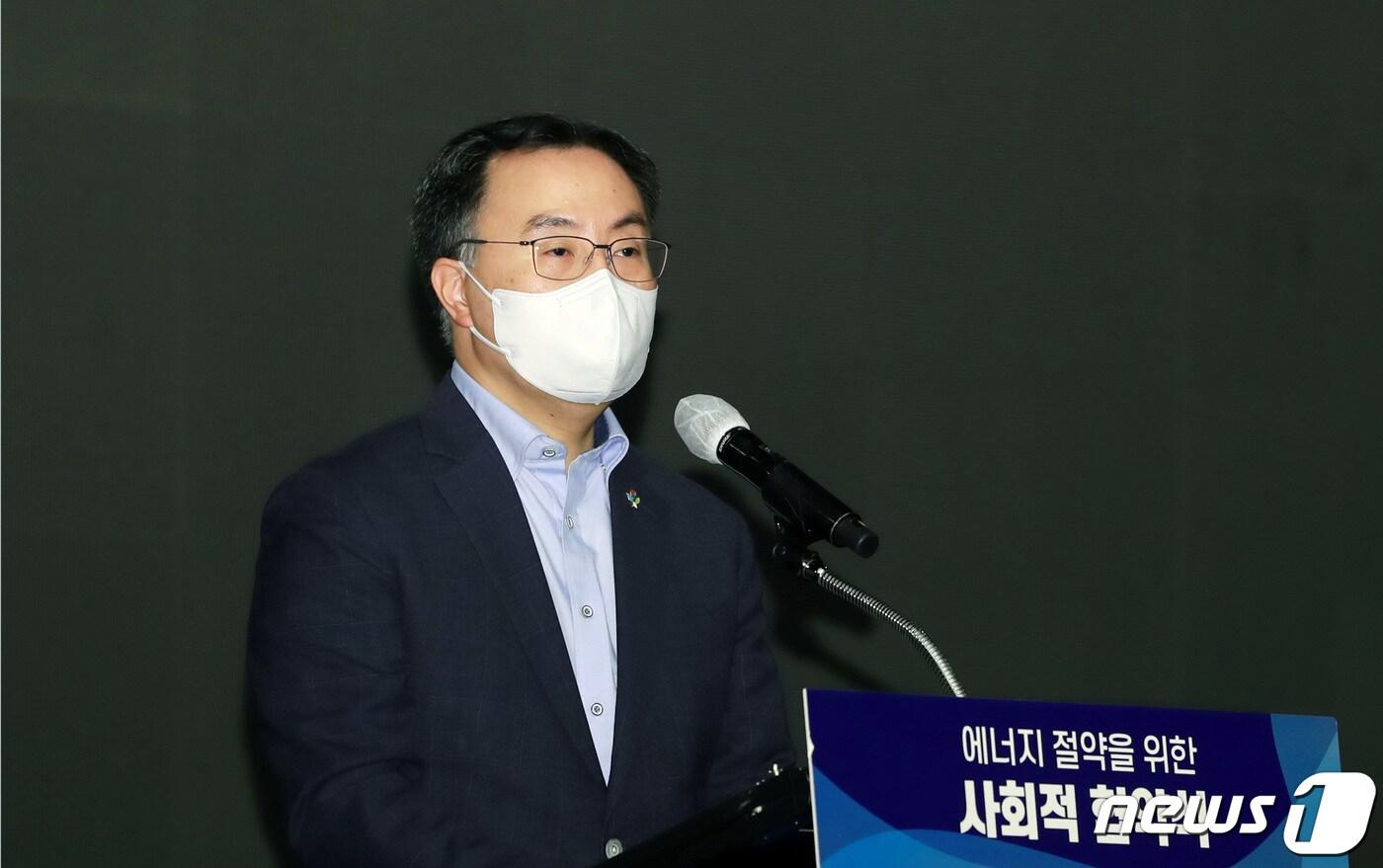 본문 이미지 - 문승욱 산업통상자원부 장관이 지난 28일 오전 서울 그랜드하얏트호텔 그랜드볼룸에서 열린 '에너지절약을 위한 사회적 협약식'에서 축사하고 있다. (산업통상자원부 제공) 2021.6.28/뉴스1