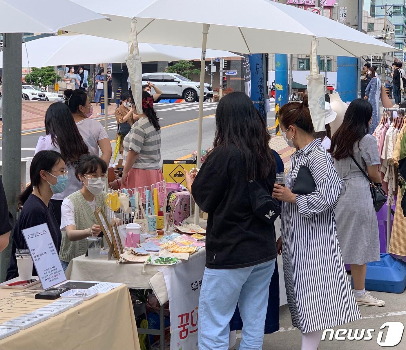 본문 이미지 - 수영구 청소년들이 서면에서 열린 플리마켓에서 자신이 만든 물품을 판매하고 있다.2021.06.27ⓒ 뉴스1 손연우기자