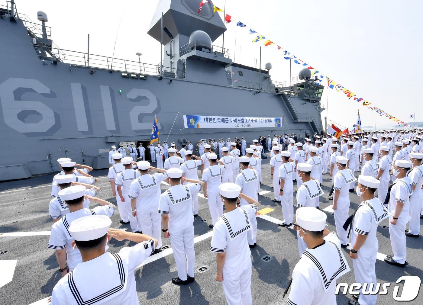 본문 이미지 - 하절기 정복을 착용한 해군 병사들. 일명 '세일러복'로 불리는 하절기 정복은 휴가나 외출, 공식 행사 때 입는다. (해군 제공) 2021.6.28/뉴스1