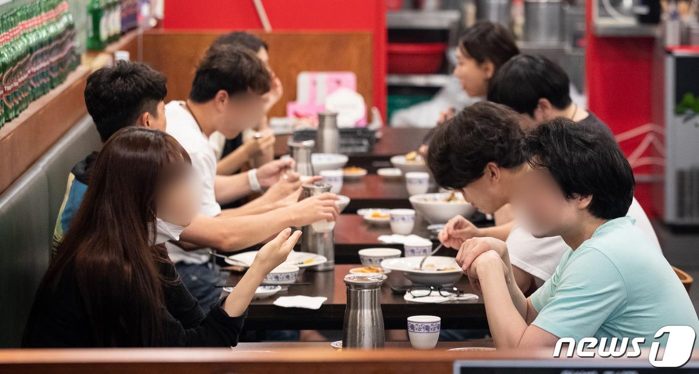 서울시내 한 음식점에서 직장인들이 점심식사를 하고 있다. <자료사진> 2021.6.28/뉴스1 ⓒ News1 유승관 기자