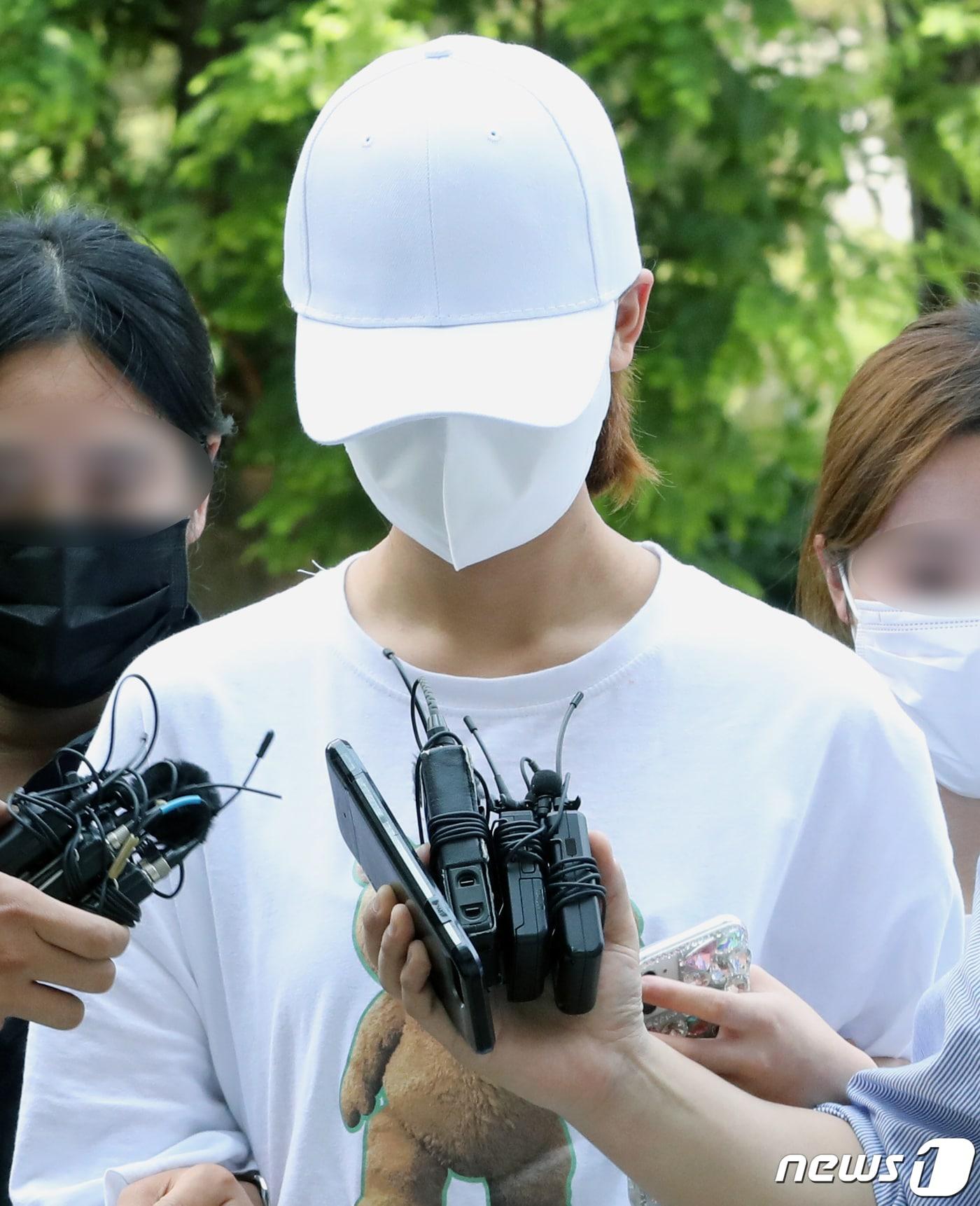 본문 이미지 - 인천의 한 모텔에서 지적장애 3급 여학생을 집단폭행하고 또 다른 여고생을 사이버 왕따 시켜 극단적 선택으로 내몬 A양(19)/뉴스1 ⓒ News1 정진욱 기자