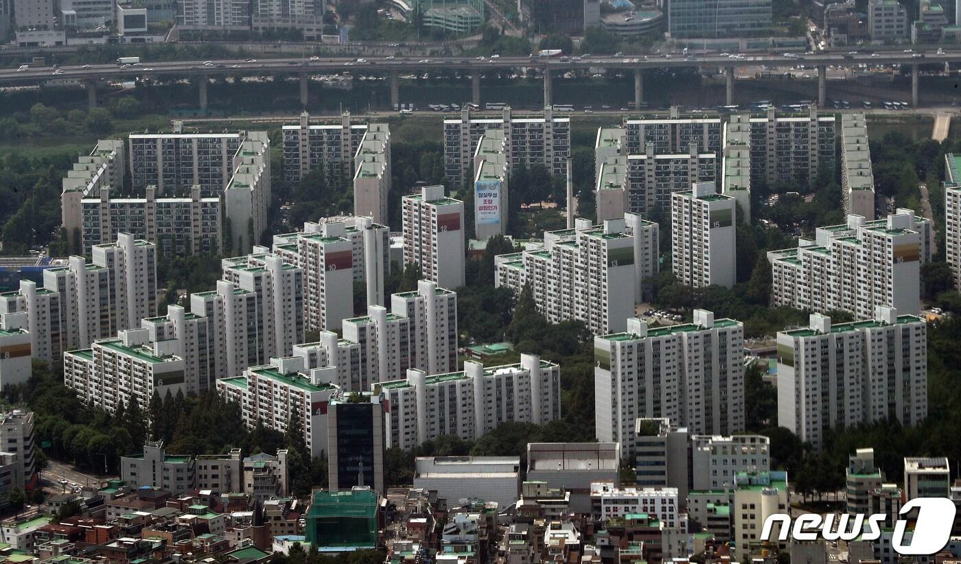 본문 이미지 - 서울 송파구 롯데월드 서울스카이 전망대에서 바라본 송파구 아파트단지. 2021.6.28/뉴스1 ⓒ News1 박세연 기자