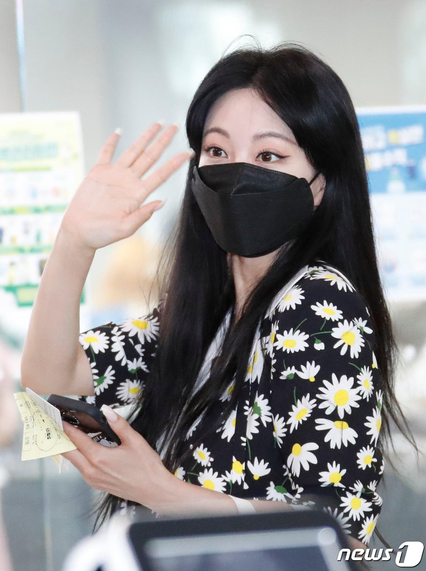 본문 이미지 - 배우 한예슬이 화보 촬영을 위해 28일 김포국제공항을 통해 제주도로 출발하고 있다. 한예슬은 최근 자신 및 남자친구의 신변 관련 루머를 비롯해 버닝썬 여배우 관련 주장 등 여러 의혹들에 휩싸였다. 2021.6.28/뉴스1 ⓒ News1 권현진 기자