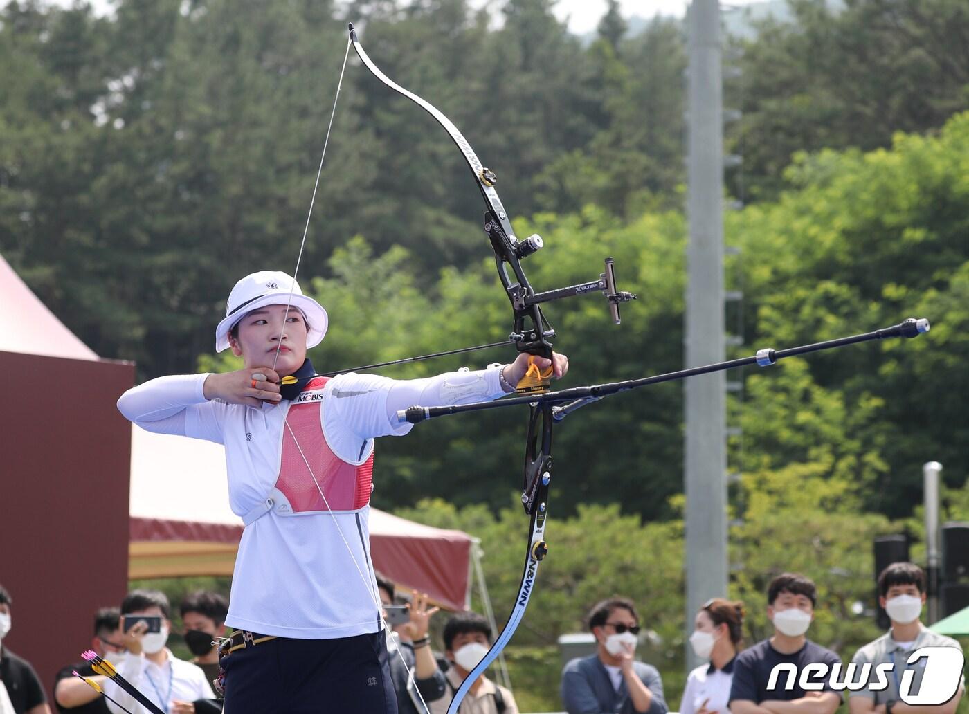 본문 이미지 - 양궁 강채영이 28일 오후 충북 진천국가대표선수촌에서 열린 '2020 도쿄올림픽대회 미디어데이'에서 포즈를 취하고 있다. 2021.6.28/뉴스1 ⓒ News1 송원영 기자