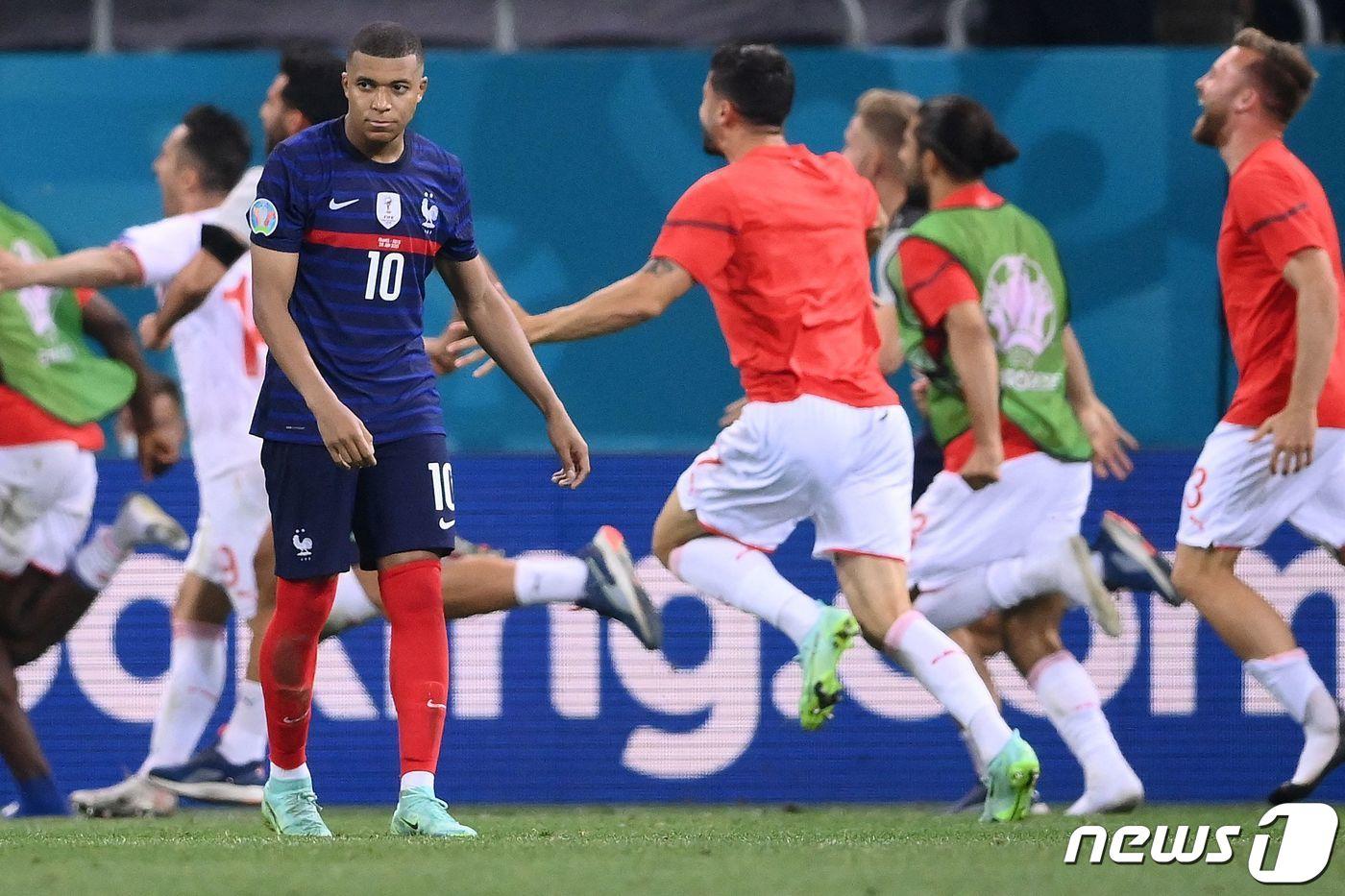 우승후보로 꼽히던 프랑스가 한 수 아래로 평가받는 스위스에 덜미를 잡혔다. ⓒ AFP=뉴스1