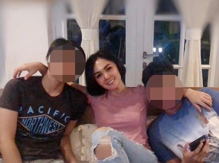 본문 이미지 - 인도네시아 가수 유니 샤라(49)가 아들에게 올바른 성교육을 가르치기 위해 포르노를 함께 본다는 사연이 전해졌다. (유니 샤라 인스타그램 갈무리) ⓒ 뉴스1