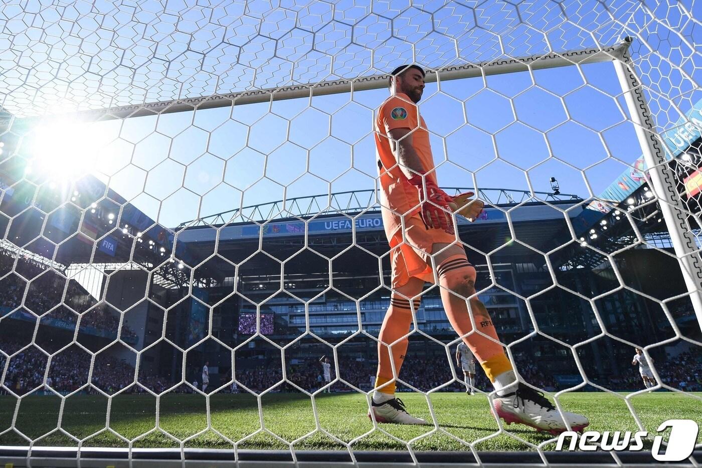 스페인 골키퍼 우나이 시몬이 유로 16강전에서 어이없는 실책으로 실점을 허용했다. ⓒ AFP=뉴스1