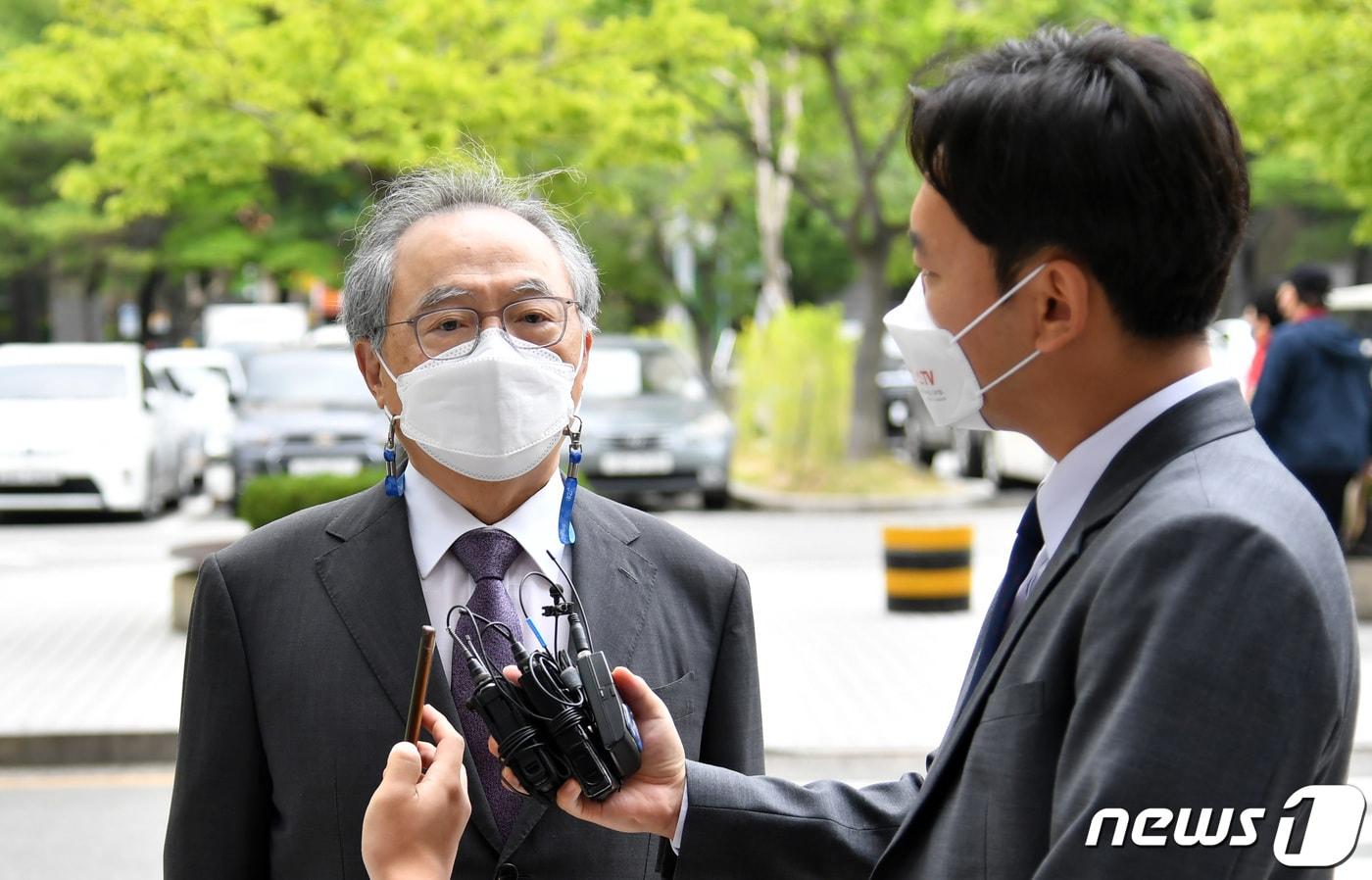 본문 이미지 - 강제추행 혐의를 받는 오거돈 전 부산시장이 29일 오전 부산 연제구 부산지방법원에서 1심 선고공판에 출석하기 위해 법정으로 향하고 있다. 2021.6.29/뉴스1 ⓒ News1 여주연 기자