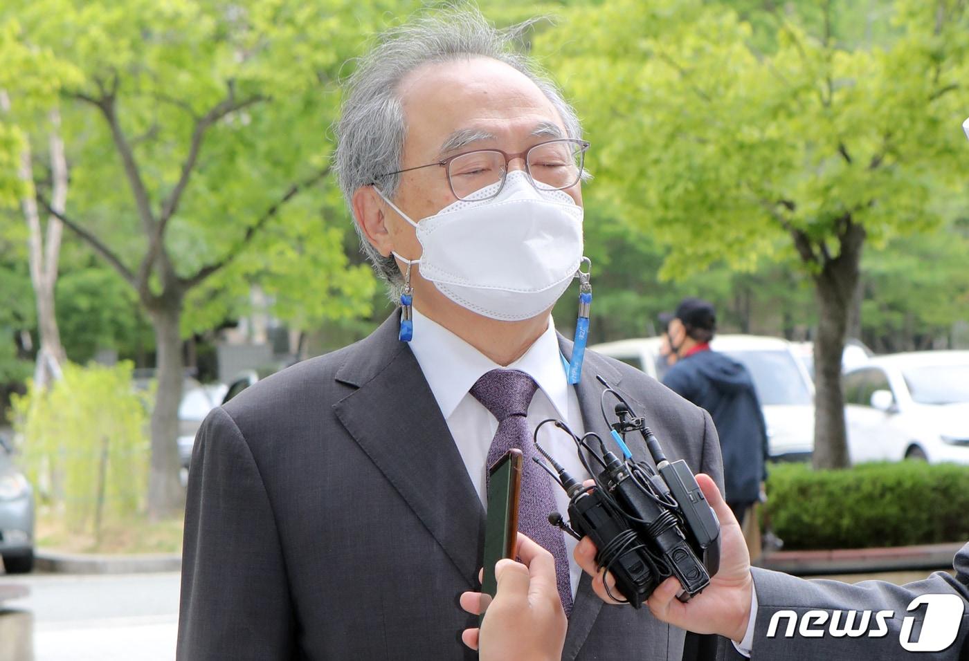 본문 이미지 - 강제추행 혐의를 받는 오거돈 전 부산시장이 부산 연제구 부산지방법원에서 1심 선고공판에 출석하기 위해 법정으로 향하고 있다.2021.6.29/뉴스1 ⓒ News1 여주연 기자
