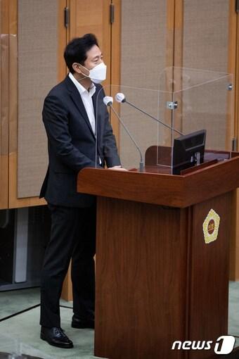 본문 이미지 - 오세훈 서울시장이 29일 서울시의회 본회의장에서 열린 제301회 정례회 제2차 본회의에 출석, 시정질문에 답하고 있다. 이날 열린 시정질문은 지난 4월 보궐선거에서 당선된 오 시장 취임 이후 처음이다. 2021.6.29/뉴스1 ⓒ News1 유승관 기자