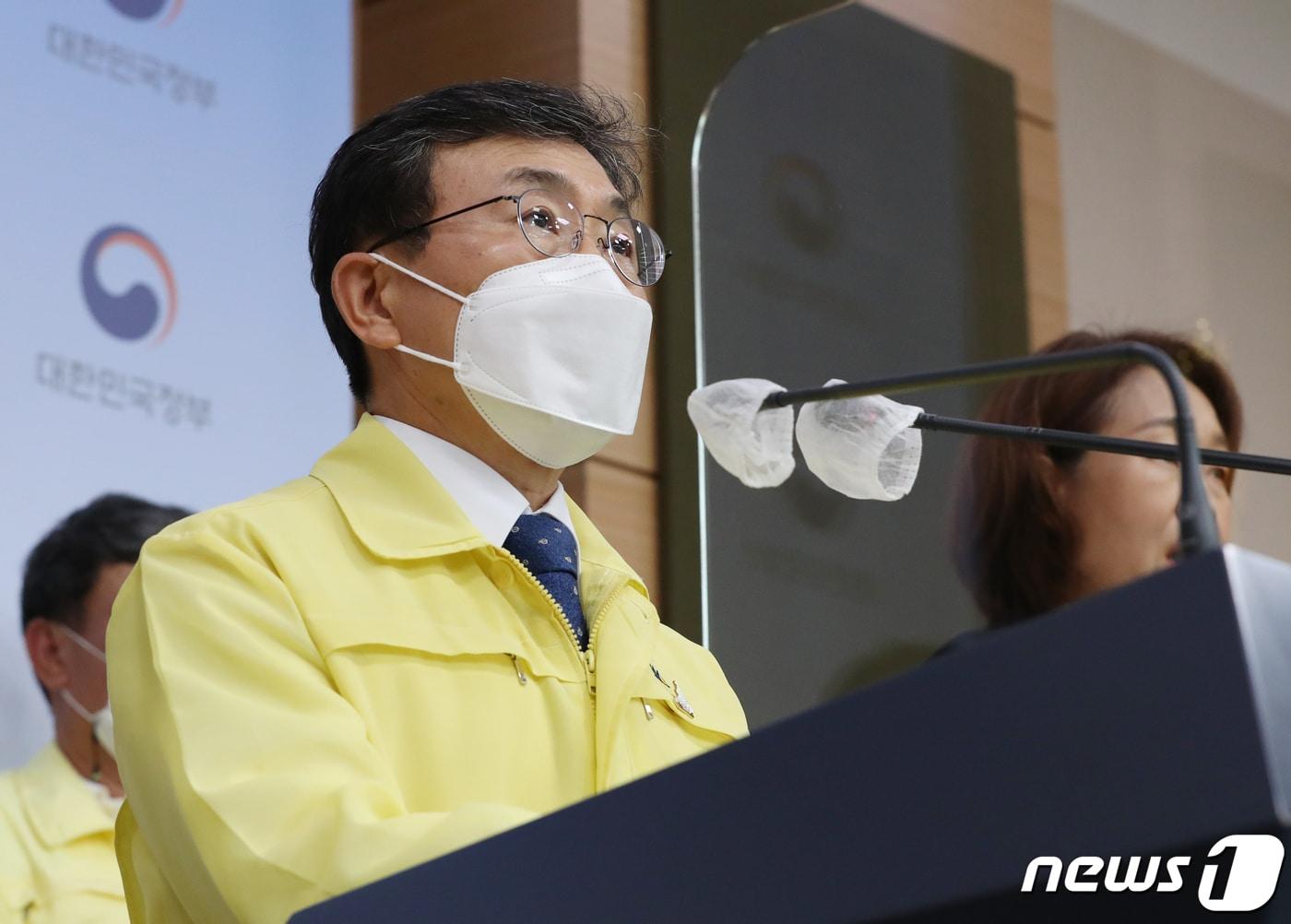 본문 이미지 - 권덕철 보건복지부 장관이 29일 서울 종로구 정부서울청사 별관에서 신종 코로나바이러스 감염증(코로나19) 대응 비대면 정례브리핑을 하고 있다. 2021.6.29/뉴스1 ⓒ News1 송원영 기자