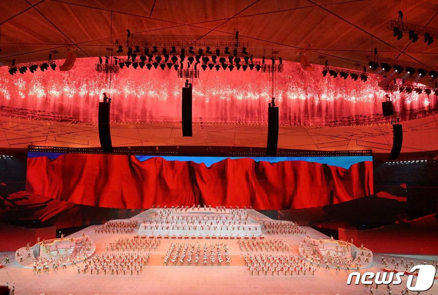 6월 28일 베이징 국가 체육관에서 중공 100주년을 축하하는 공연 중 폭죽이 터지고 있다. ⓒ AFP=뉴스1 ⓒ News1 우동명 