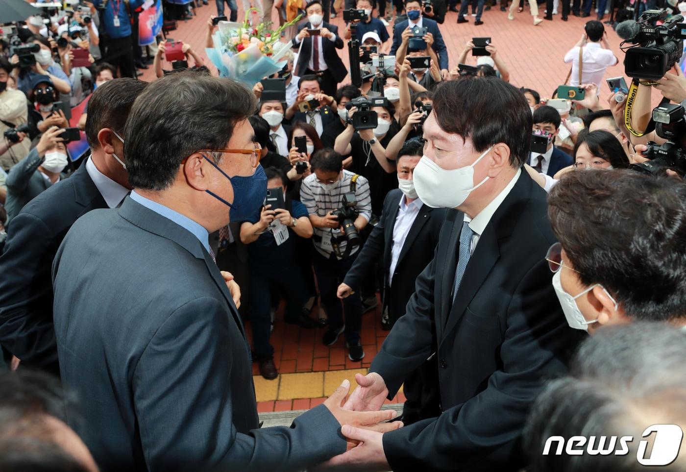 본문 이미지 - 윤석열 전 검찰총장이 29일 오후 서울 서초구 매헌 윤봉길 의사 기념관에서 대선출마선언을 앞두고 정진석 국민의힘 의원과 인사하고 있다. 2021.6.29/뉴스1 ⓒ News1 구윤성 기자