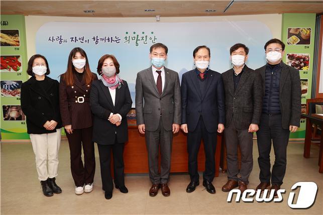 본문 이미지 - 전북 진안군에 소재한 그린파이프, 뉴트롬, 태평주가, 함소아제약 등 4개 업체가 ‘2021년 전라북도 중소기업 성장사다리 육성기업’ 대상에 선정됐다. 전춘성 진안군수가 업체 대표들과 기념촬영을 하고 있다.(진안군제공)2021.6.29/뉴스1