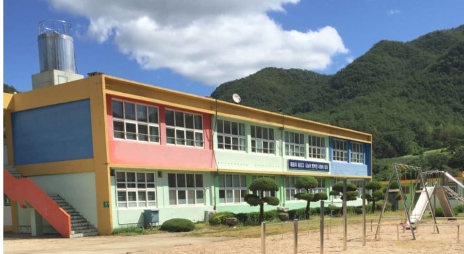 본문 이미지 - 경북 안동시 예안면의 월곡초등학교 삼계분교 모습. 이재명 경기지사의 모교로 현재 6학년 2명 등 6명의 학생이 다니는 초미니 학교다. (SNS 갈무리) ⓒ 뉴스1