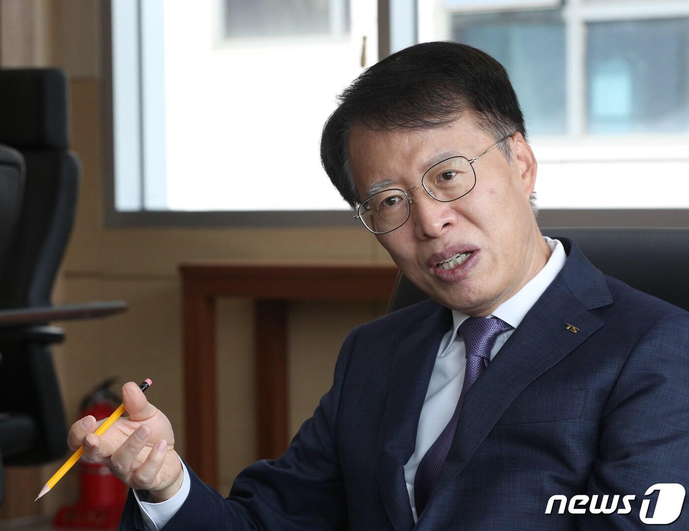 본문 이미지 - 권용복 한국교통안전공단 이사장이 29일 서울 마포구 한국교통안전공단 상암자동차검사소에서 뉴스1과 인터뷰를 하고 있다. 2021.6.29/뉴스1 ⓒ News1 신웅수 기자