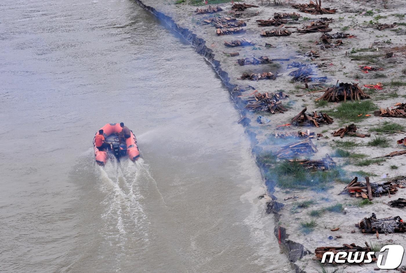 인도 갠지스강에서 계절풍에 따른 수면 상승으로 변두리에 묻은 시체가 떠내려오고 있다. ⓒ 로이터=뉴스1 ⓒ News1 정윤영 기자