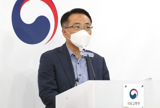 본문 이미지 - 김선태 국토교통부 철도국장이 29일 정부세종청사 국토부에서 비수도권 광역철도 확대 등 '제4차 국가철도망 구축계획'을 발표하고 있다. 2021.6.29/뉴스1 ⓒ News1 장수영 기자