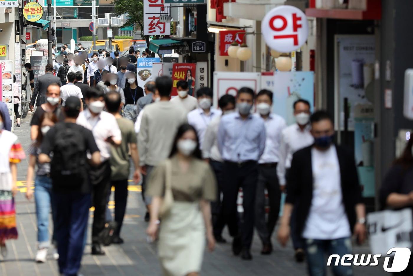 본문 이미지 - 지난 29일 오후 서울 명동거리에서 점심시간 직장인들이 발걸음을 옮기고 있다. 공휴일이 토·일요일이나 다른 공휴일과 겹치는 경우 대체공휴일을 지정할 수 있는 법안이 이날 국회 본회의를 통과했다. 당장 올해 주말과 겹치는 광복절, 개천절, 한글날, 성탄절도 대체공휴일이 적용된다. 2021.6.29/뉴스1 ⓒ News1 황기선 기자