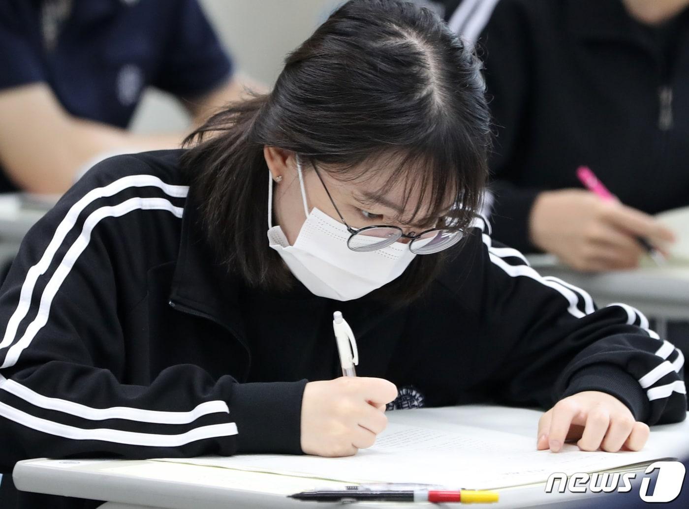 본문 이미지 - 2022학년도 대학수학능력시험 6월 모의평가를 치르는 고3 학생. /뉴스1 ⓒ News1 김영운 기자