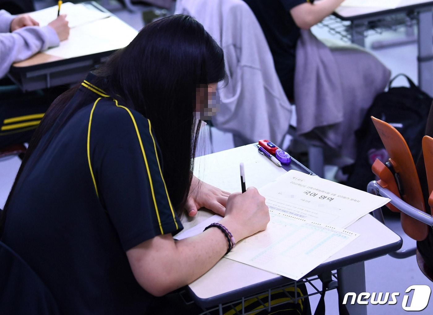 본문 이미지 - 2022학년도 대학수학능력시험(수능) 모의평가가 실시된 지난 3일 서울 한 고등학교에서 학생들이 시험을 보고 있다. /뉴스1 ⓒ News1 박세연 기자