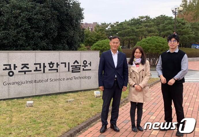 본문 이미지 - 이흥노 지스트 블록체인인터넷경제연구센터장(왼쪽)과 스위스 아시아 크립토 얼라이언스(SACA) 이주희 대표(가운데)가 블록체인 전문가 상호 교류를 위한 양해각서 체결 후 기념촬영을 하고 있다.(지스트 제공)2021.6.3/뉴스1 ⓒ News1