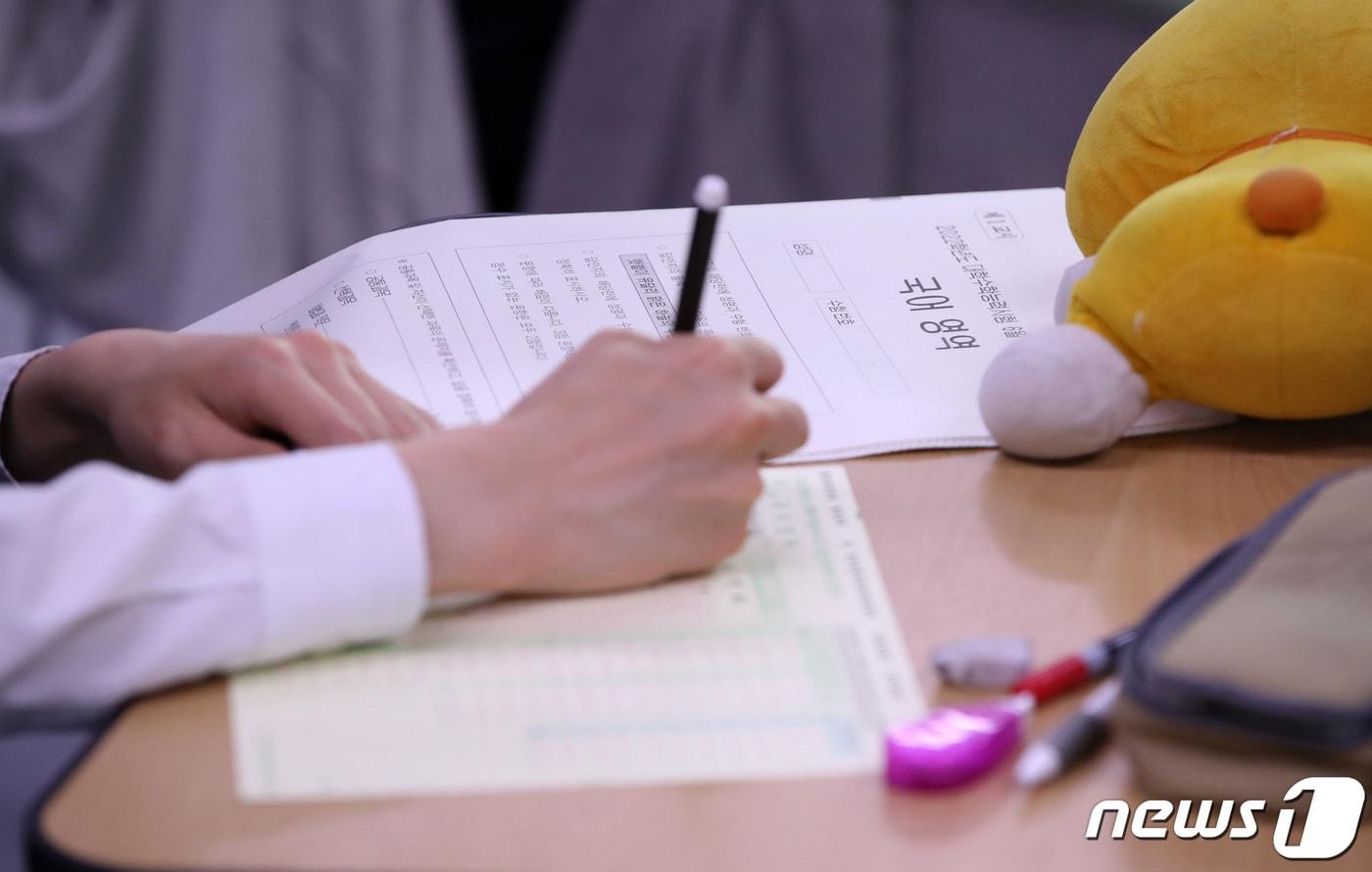 2022학년도 대학수학능력시험의(수능) 첫 모의평가가 실시된 지난 3일 서울 한 고등학교에서 학생들이 시험을 보고 있다. /뉴스1 ⓒ News1 박세연 기자
