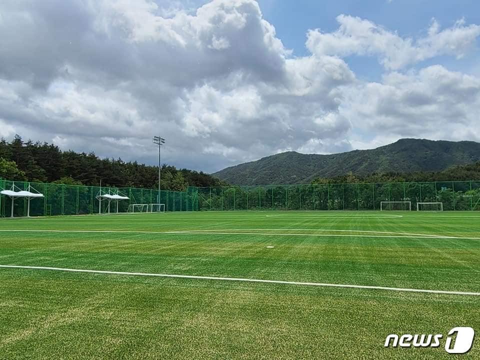 본문 이미지 - 속초 노학보조구장 인조잔디 교체.(속초시 제공) 2021.6.3./뉴스1