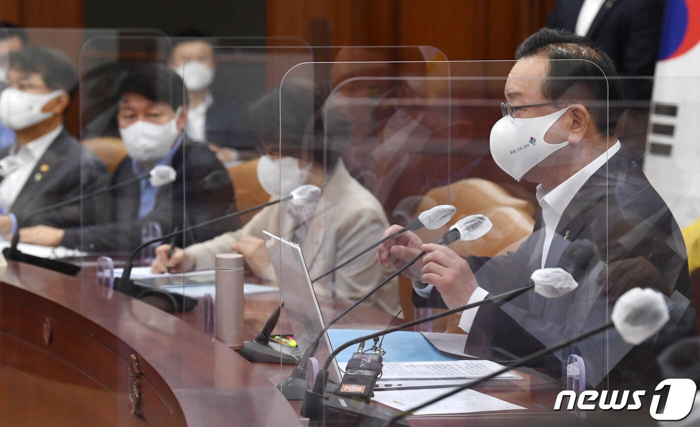 본문 이미지 - 김부겸 국무총리가 3일 오전 서울 종로구 세종대로 정부서울청사에서 열린 국정현안점검조정회의에 참석해 모두발언을 하고 있다.2021.6.3/뉴스1 ⓒ News1 송원영 기자