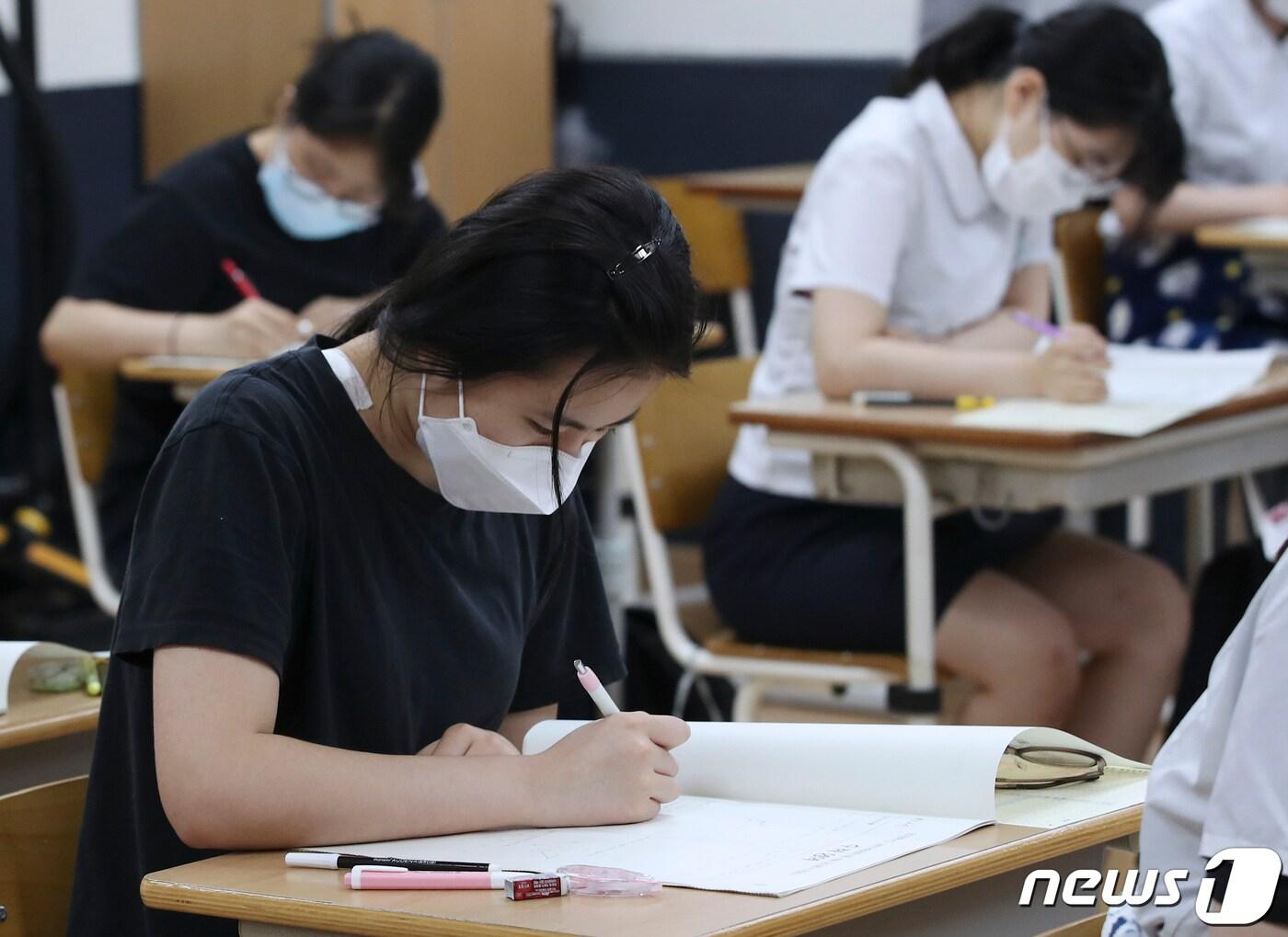 본문 이미지 - 2022학년도 대학수학능력시험 6월 모의평가가 치러진 3일 울산 한 고등학교 3학년 교실에서 학생들이 시험을 보고 있다. 2021.6.3/뉴스1 ⓒ News1 윤일지 기자