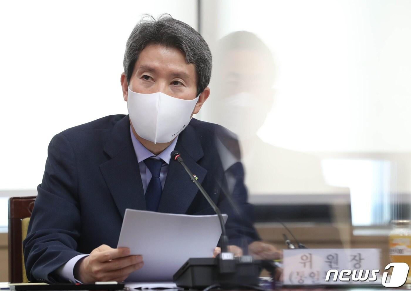 본문 이미지 - 이인영 통일부 장관이 3일 서울 종로구 정부서울청사에서 열린 남북교류협력추진협의회를 주재하며 발언하고 있다.2021.6.3/뉴스1 ⓒ News1 송원영 기자