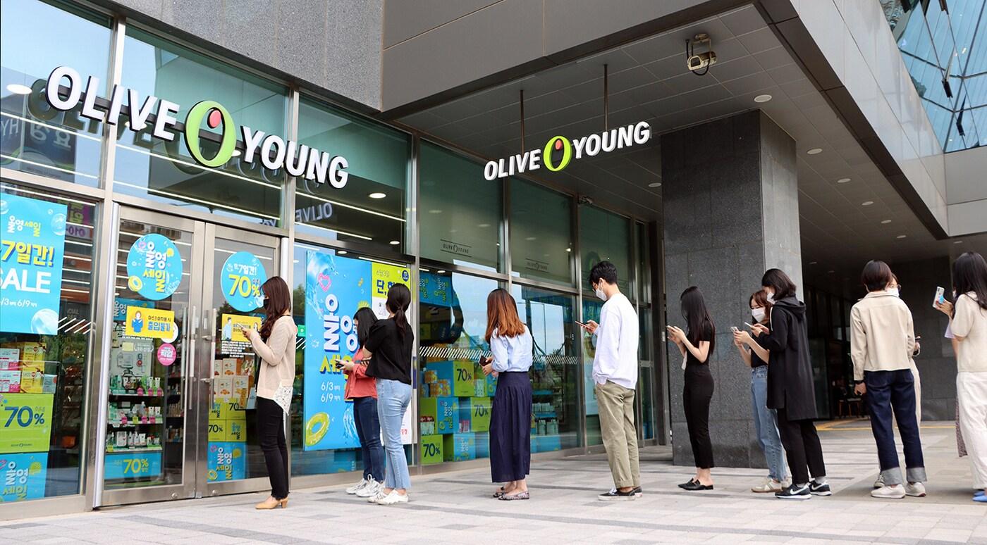 '올영세일'을 시작한 3일 오전, 선착순 특가 행사 상품을 구매하기 위해 한 올리브영 매장 앞에 줄을 선 고객들의 모습(CJ올리브영 제공)ⓒ 뉴스1