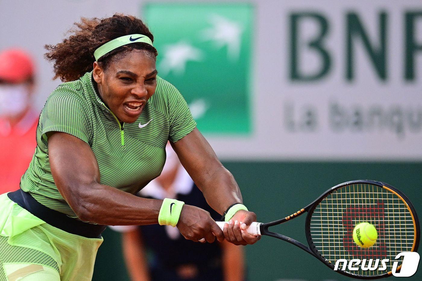 세레나 윌리엄스가 2일(현지시간) 프랑스오픈 여자 단식 2회전에서미하엘라 버자네스쿠를 2-1로 제압했다. ⓒ AFP=뉴스1