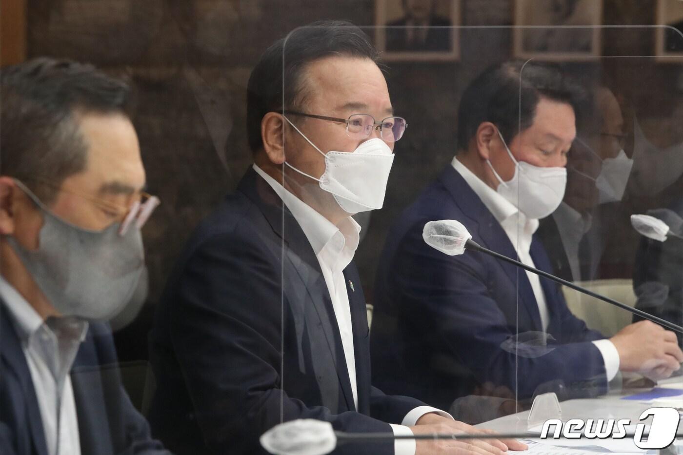 본문 이미지 - 김부겸 국무총리가 3일 서울 중구 남대문로 상의회관 챔버라운지에서 열린 국무총리·경제계단체장 간담회에서 인사말을 하고 있다.  2021.6.3/뉴스1 ⓒ News1 송원영 기자