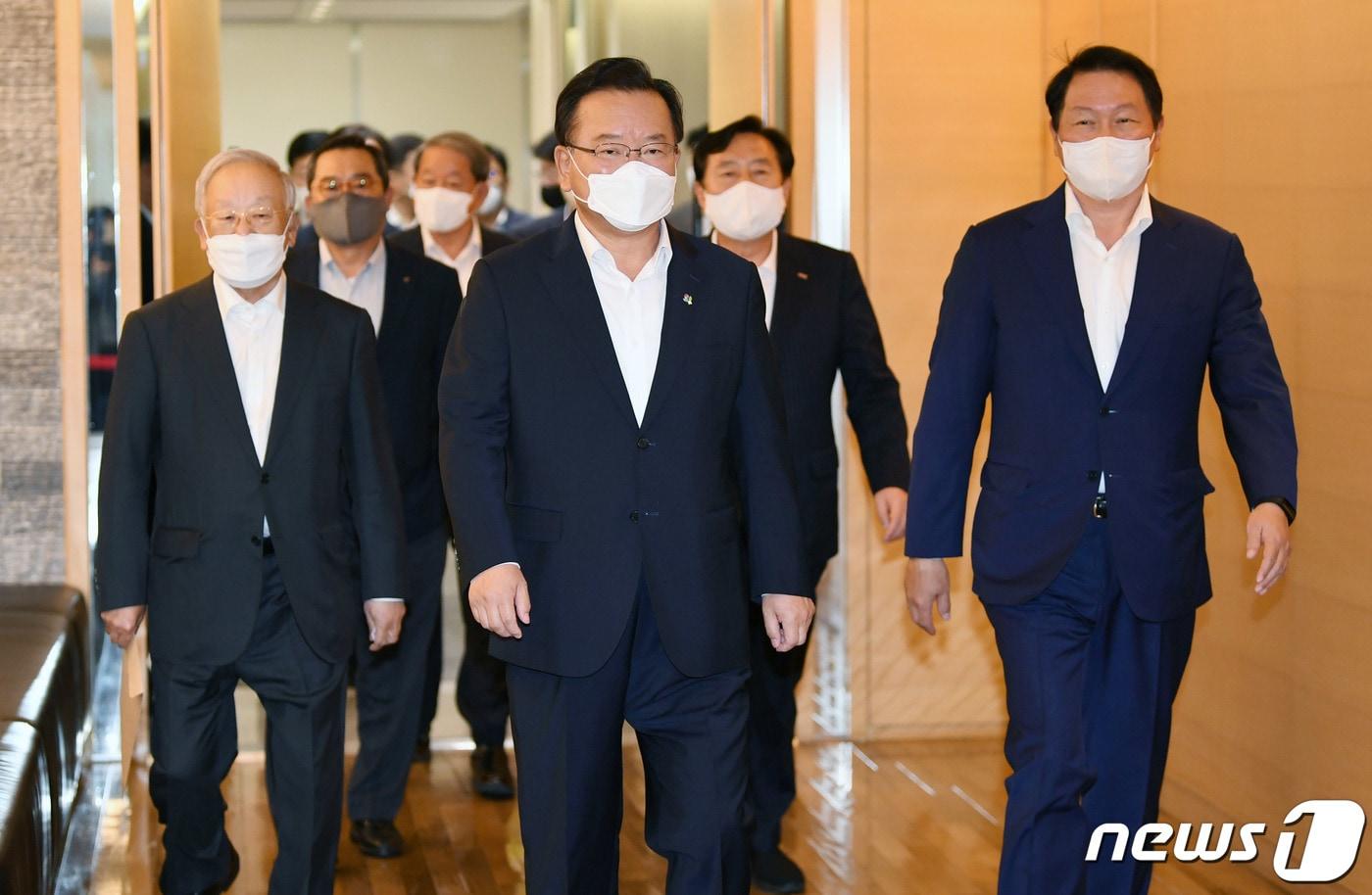 본문 이미지 - 김부겸 국무총리(가운데)가 3일 오후 서울 중구 대한상공회의소에서 '경제 회복과 선도형 경제로의 도약' 국무총리-경제단체장 간담회를 하기 위해 경제계 5개 단체장들과 이동하고 있다. 왼쪽부터 손경식 한국경영자총연합회 회장, 구자열 한국무역협회장, 강호갑 한국중견기업연합회 회장, 김 총리, 김기문 중소기업중앙회장, 최태원 대한상공회의소 회장. 2021.6.3/뉴스1 ⓒ News1 송원영 기자