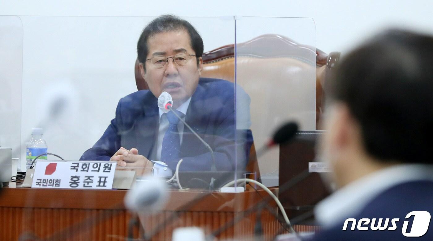 본문 이미지 - 홍준표 국민의힘 의원이 30일 오전 서울 여의도 국회에서 열린 국민의힘 초선 의원 모임 '명불허전보수다'에서 '정상국가로 가는 길'을 주제로 강연을 하고 있다. 2021.6.30/뉴스1 ⓒ News1 구윤성 기자