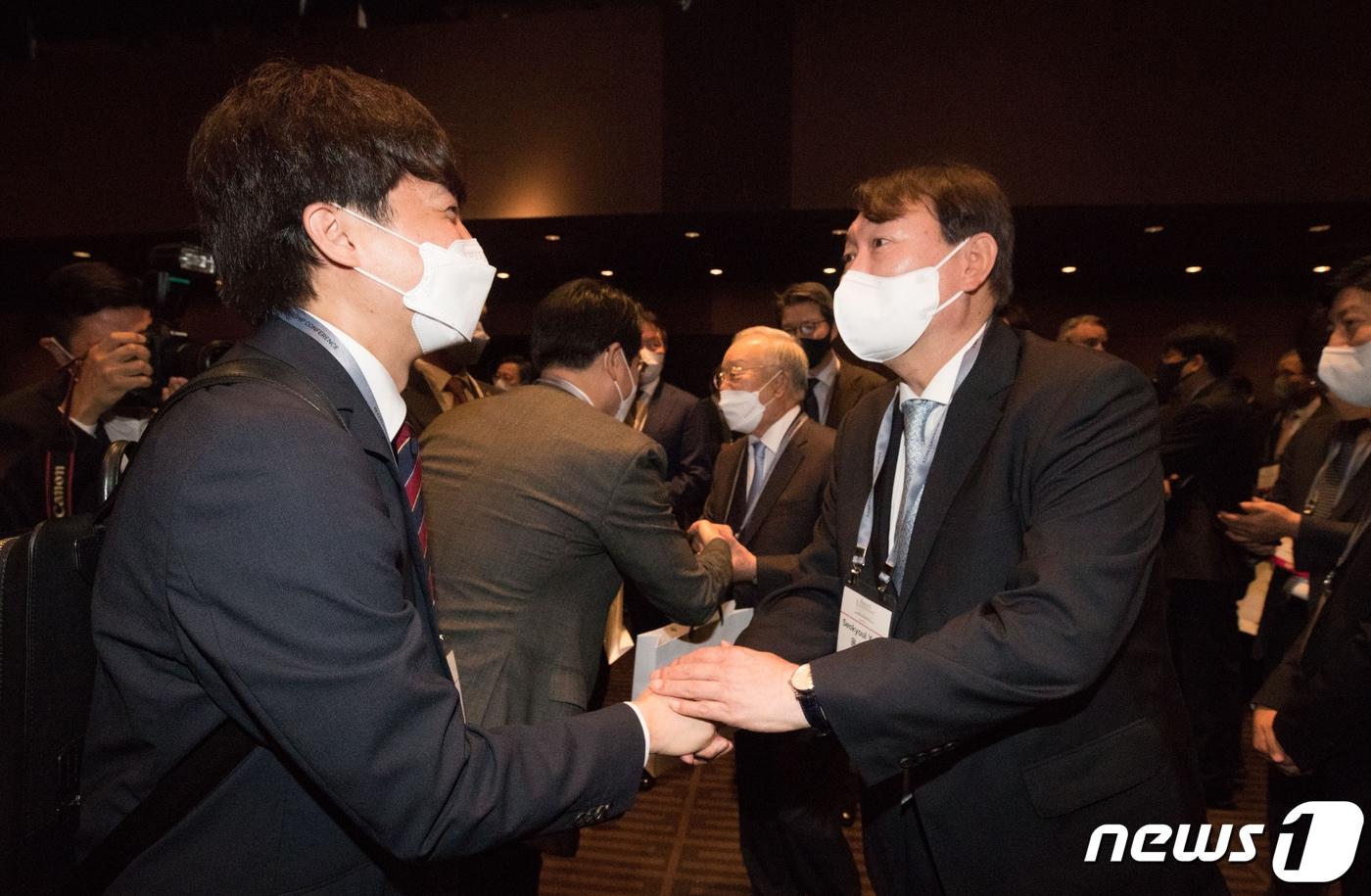 본문 이미지 - 이준석 국민의힘 대표와 윤석열 전 검찰총장이 지난달 30일 오전 서울 중구 신라호텔에서 개막한 아시안리더십콘퍼런스 개회식에 참석해 악수를 나누고 있다. ⓒ News1 국회사진취재단
