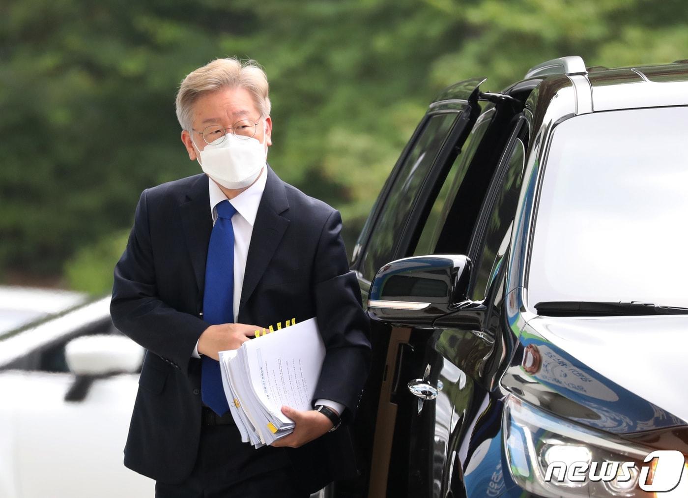 본문 이미지 - 이재명 경기도지사가 30일 오전 대선 출마선언을 하루 앞두고 경기도 수원시 팔달구 경기도청으로 출근하고 있다. 2021.6.30/뉴스1 ⓒ News1 김영운 기자