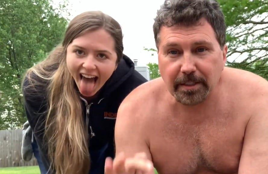 본문 이미지 - 유튜브에서 인연을 맺은 뒤 단 3번의 만남으로 28세 나이 차를 극복하고 결혼한 사라 핸더슨(왼쪽), 남편 다린. (사라앤다린 유튜브 갈무리) ⓒ 뉴스1