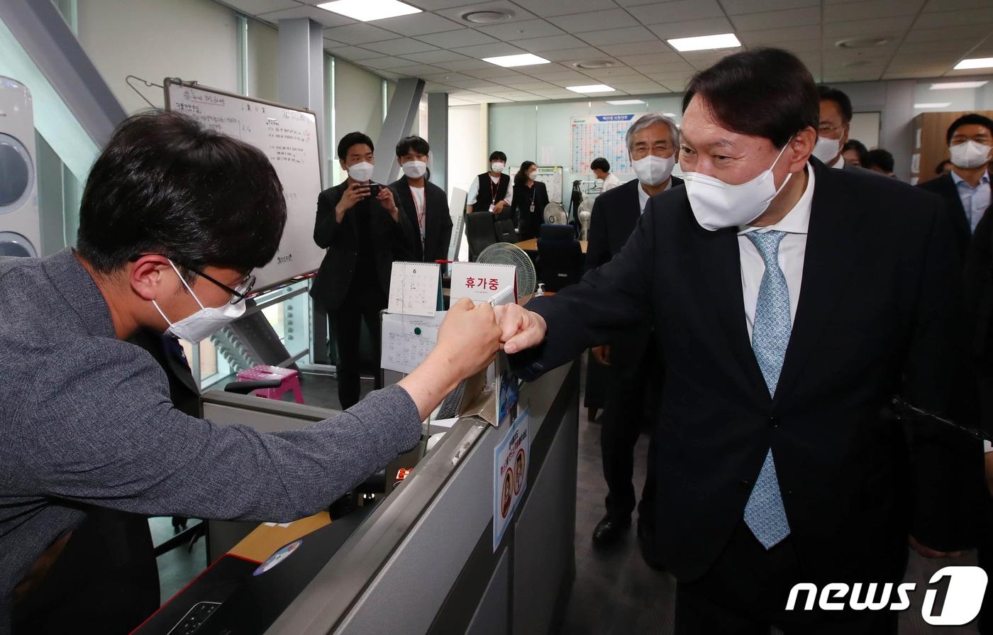 대선 출마 후 공식 행보에 나선 윤석열 전 검찰총장이 30일 오전 서울 여의도 국회 소통관을 찾아 기자들과 인사하고 있다.  ⓒ News1 오대일 기자