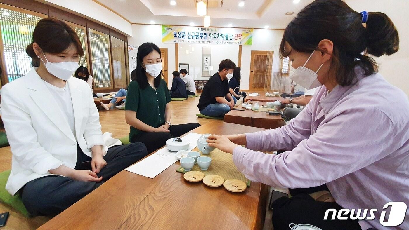 보성군이 신규공무원들을 초청해 차박물관을 견학하고 의견을 청취했다.(보성군 제공)2021.6.30/ⓒ 뉴스1