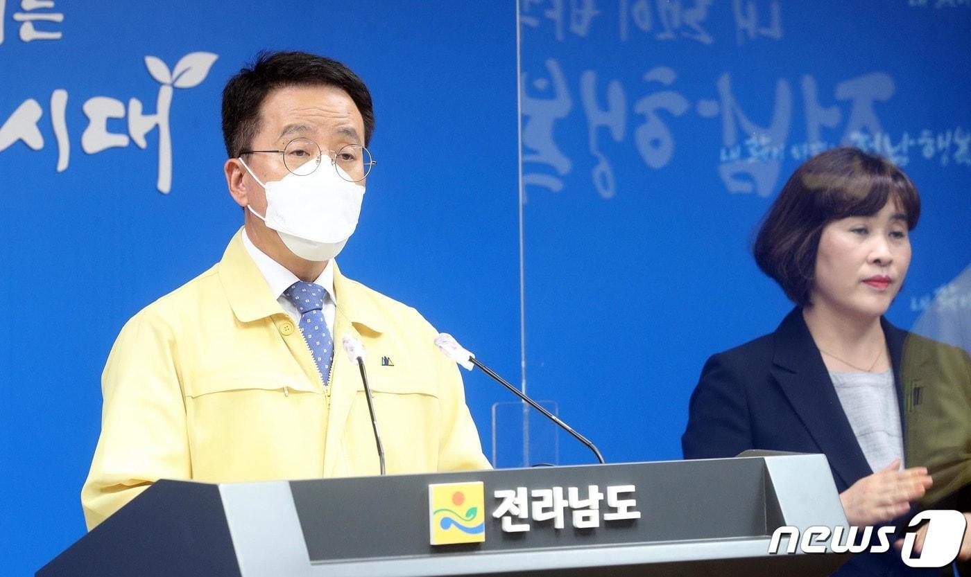 강영구 전남도 보건복지국장이 30일 오후 도청 브리핑룸에서 22개 시ㆍ군이 참여하는 코로나19 전남형 사회적 거리두기를 7월 1일부터 14일까지 2주간 시행한다고 발표하고 있다.(전남도 제공) 2021.6.30/뉴스1 ⓒ News1 전원 기자